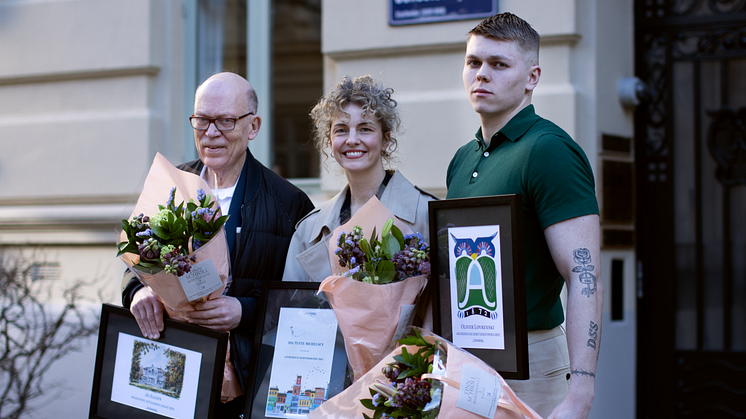 Prisvinnerne. Fra venstre Jo Eggen, vinner av Mads Wiel Nygaards legat, Ida Tufte Michelsen, vinner av Aschehougs barnebokpris og Oliver Lovrenski, vinner av Aschehougs debutantstipend (Foto: Aschehoug)