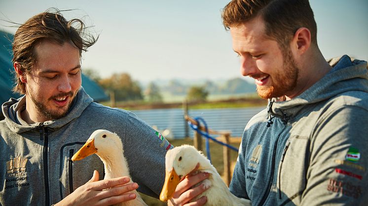 Jimmi Eriksson och Daniel Haynes från Svenska Kocklandslaget på besök hos Viking Fågel
