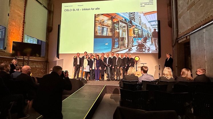 Her er Sporveien, Ruter, Designit og trikkeleverandøren CAF på scenen etter å ha mottatt prisen. Foto: Sporveien
