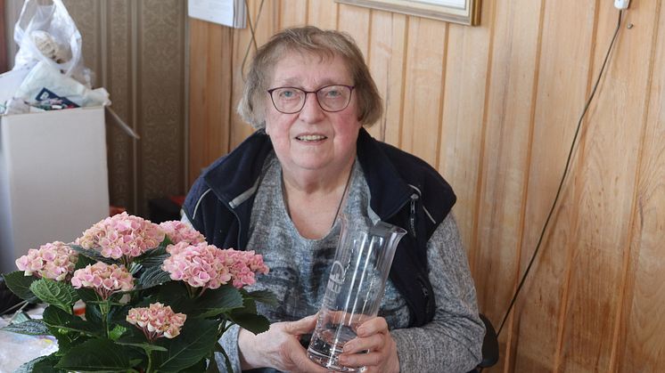 I 50 år har Lilly Stanescu tatt nedbørsprøver for NILU. Som takk for sin lange tjeneste for luftkvaliteten fikk hun blomster og en inngravert vase. Foto: Rolf Haugen, NILU