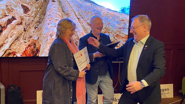 Och vinnaren är Borlängehus nr 13! Fr v Kristina Andersson, vice ordförande,  Bernt Sjödin, ordförande och Eric Stuart, affärsområdeschef för Riksbyggens Fastighetsförvaltning. Foto Håkan Andersson.