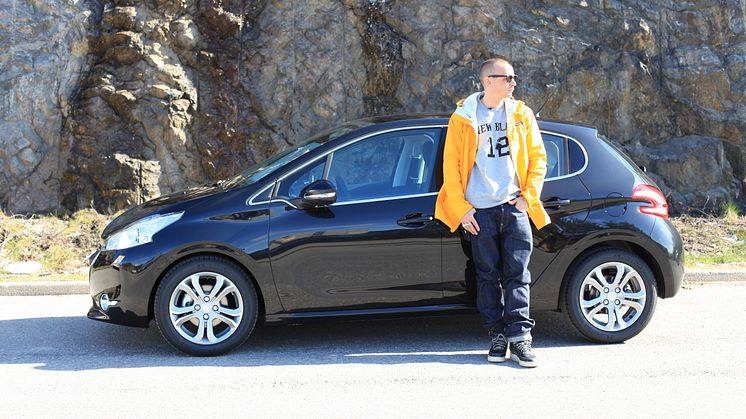 Artisten Petter kör Sveriges första Peugeot 208!