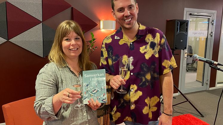 Annika Eklund och Christian Gadolin i en välförtjänt skål i samband med bokreleasen på högskolan.