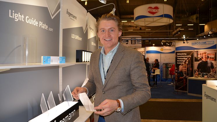Jens Præstgaard Møller visar upp olika varianter av Light Guide Plate från Ingemann Components.
