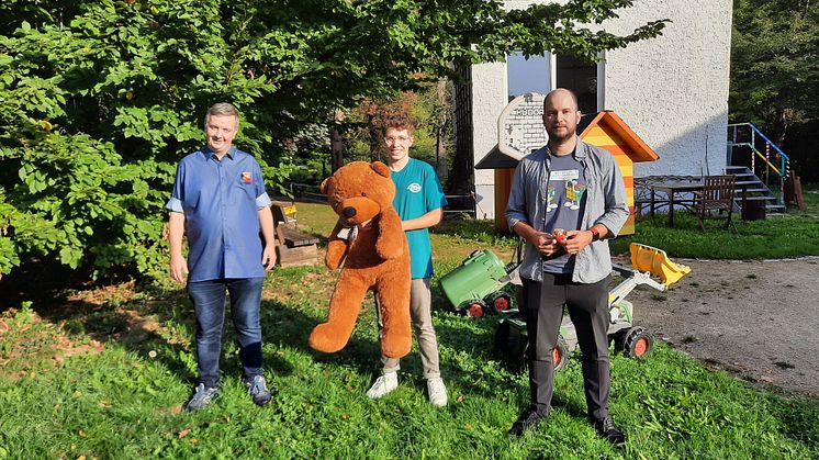 Der ehemalige Schüler Fynn Stöckigt zwischen den Lehrern Sven Hack und Lars Krökel beim Besuch im Bärenherz-Garten