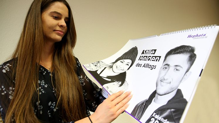 Die Hephata Diakonie hat einen Wandkalender mit Portraits und kurzen autobiografischen Texten von 14 alleinge geflüchteten Jugendlichen herausgegeben. Erhätlich ist der Kalender in verschiedenen Buchhandlungen sowie per Mail an info@hephata.de.
