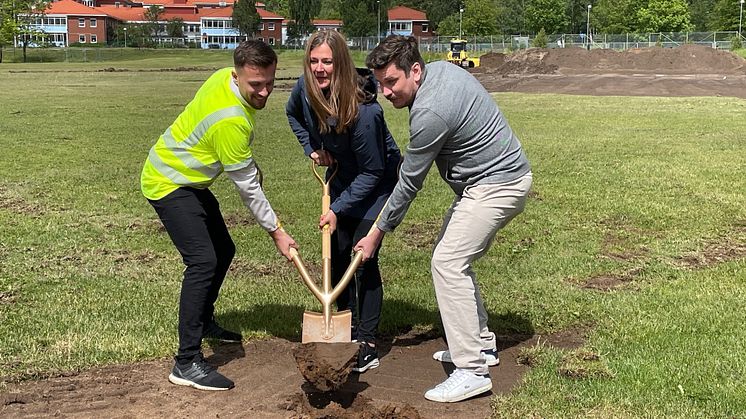 På bilden från vänster: Durim Selmani, projektledare, Gräsmiljö Sverige AB, Frida Nilsson (C), kommunalråd och Robert Halvarsson (MP), ordförande i kultur- och fritidsnämnden 
