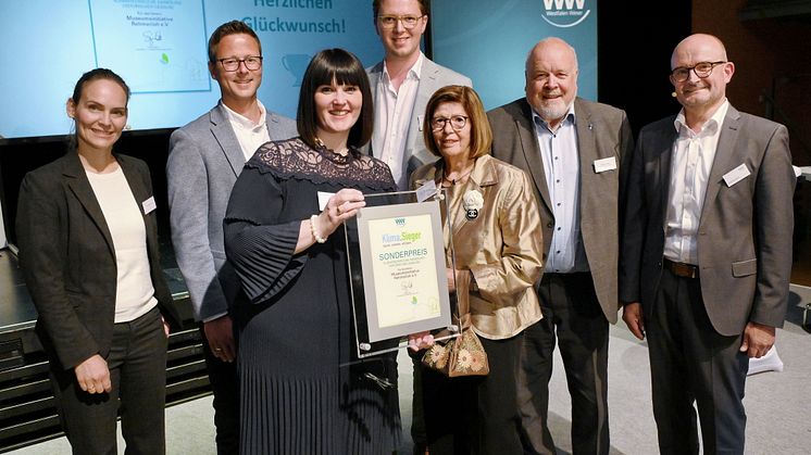 Sonderpreis für Museumsinitiative (v. l.): Verena Michalek, Klimaschutzagentur Weserbergland, Christoph Nobbe, Jil Tänzer, Jan Nobbe, Elke Kleineweber, Kirchlengerns Bürgermeister Rüdiger Meier und Andreas Speith, Geschäftsführer WW.