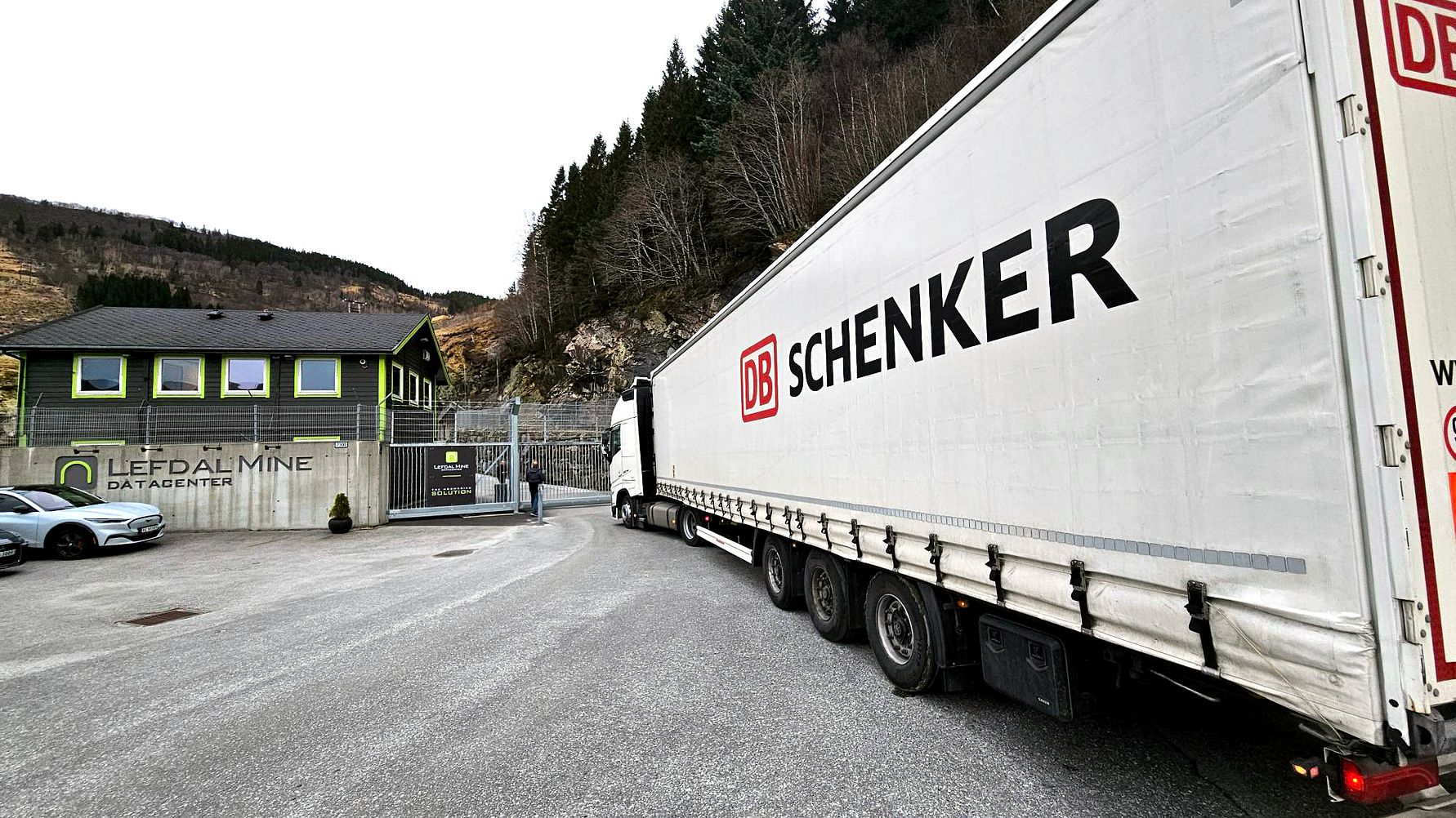 Her ankommer Norges kraftigste superdatamaskin noensinne, Olivia, Lefdal Mine Data Centers i Nordfjordeid.