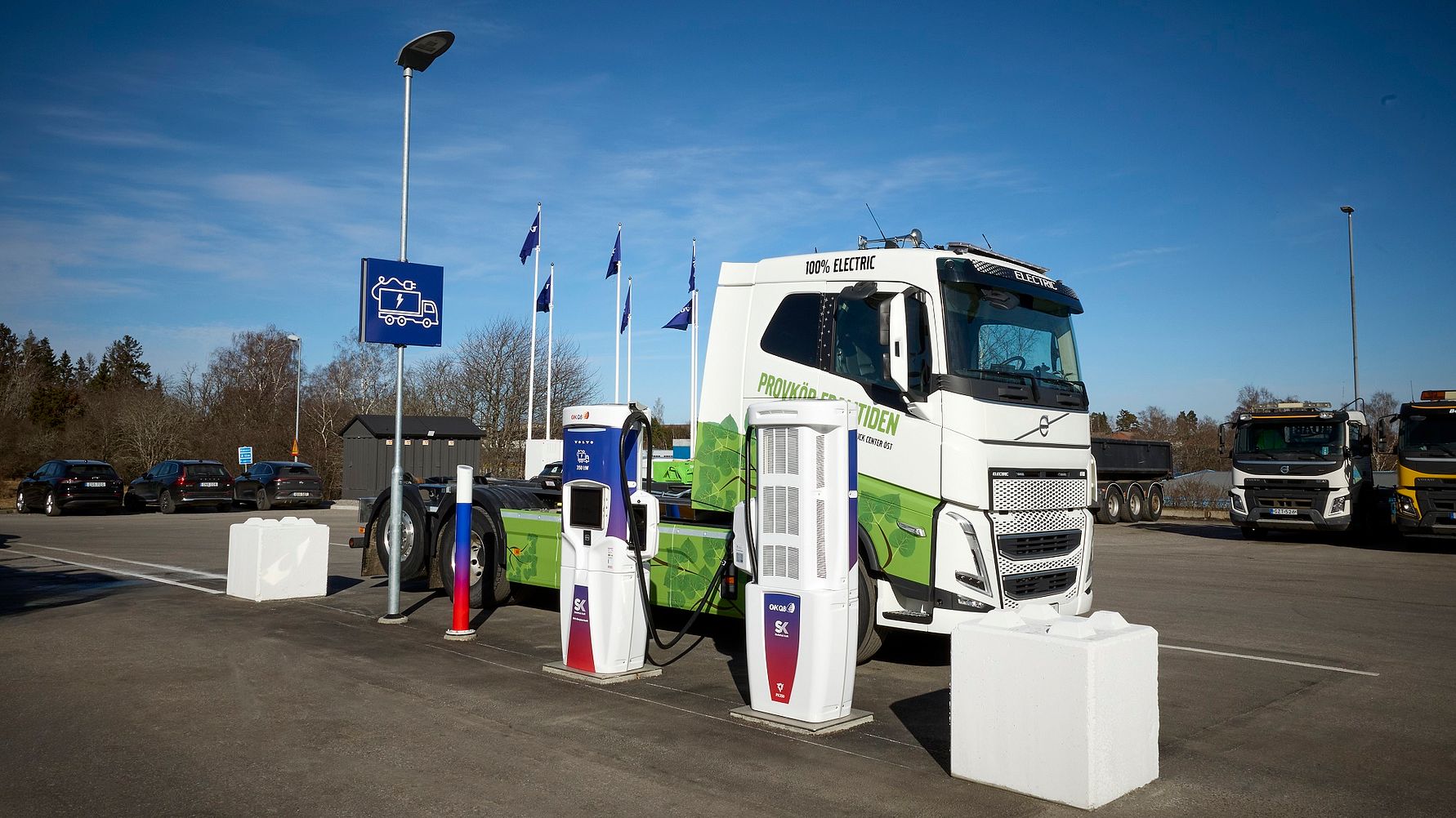 Ellastbil vid laddstation i Sollentuna