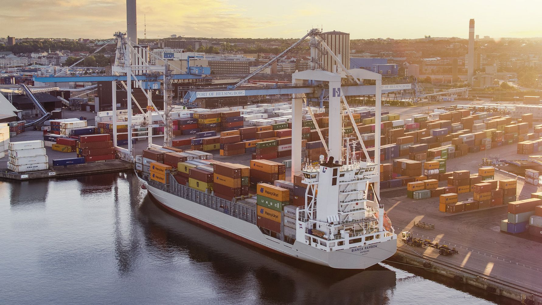Containertrafik vid kaj 904 i Helsingborgs Hamns Västhamn. I maj 2025 står hamnen värd för General Stevedoring Councils globala säkerhetskonferens.