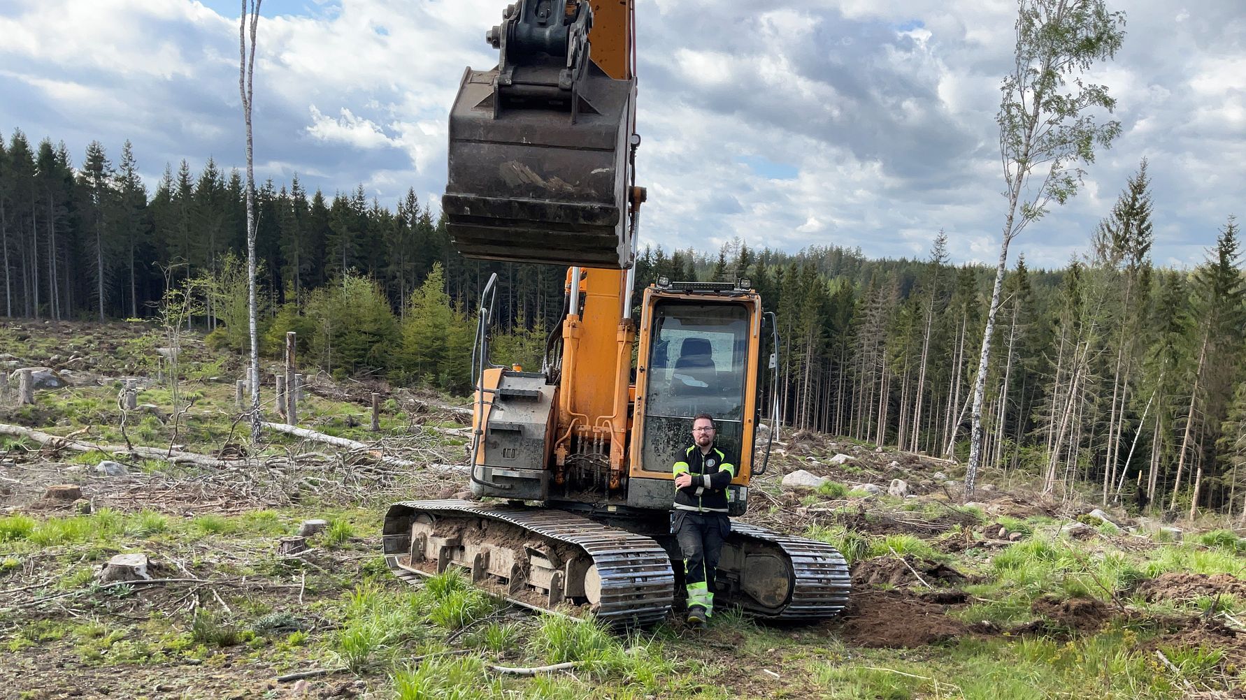 När grävmaskinen stannade mitt ute i skogen i Åtvidaberg stod Markus inför dyra reservdelar och långa leveranstider. Lösningen? En roadtrip till Olsson Parts i Ellös!