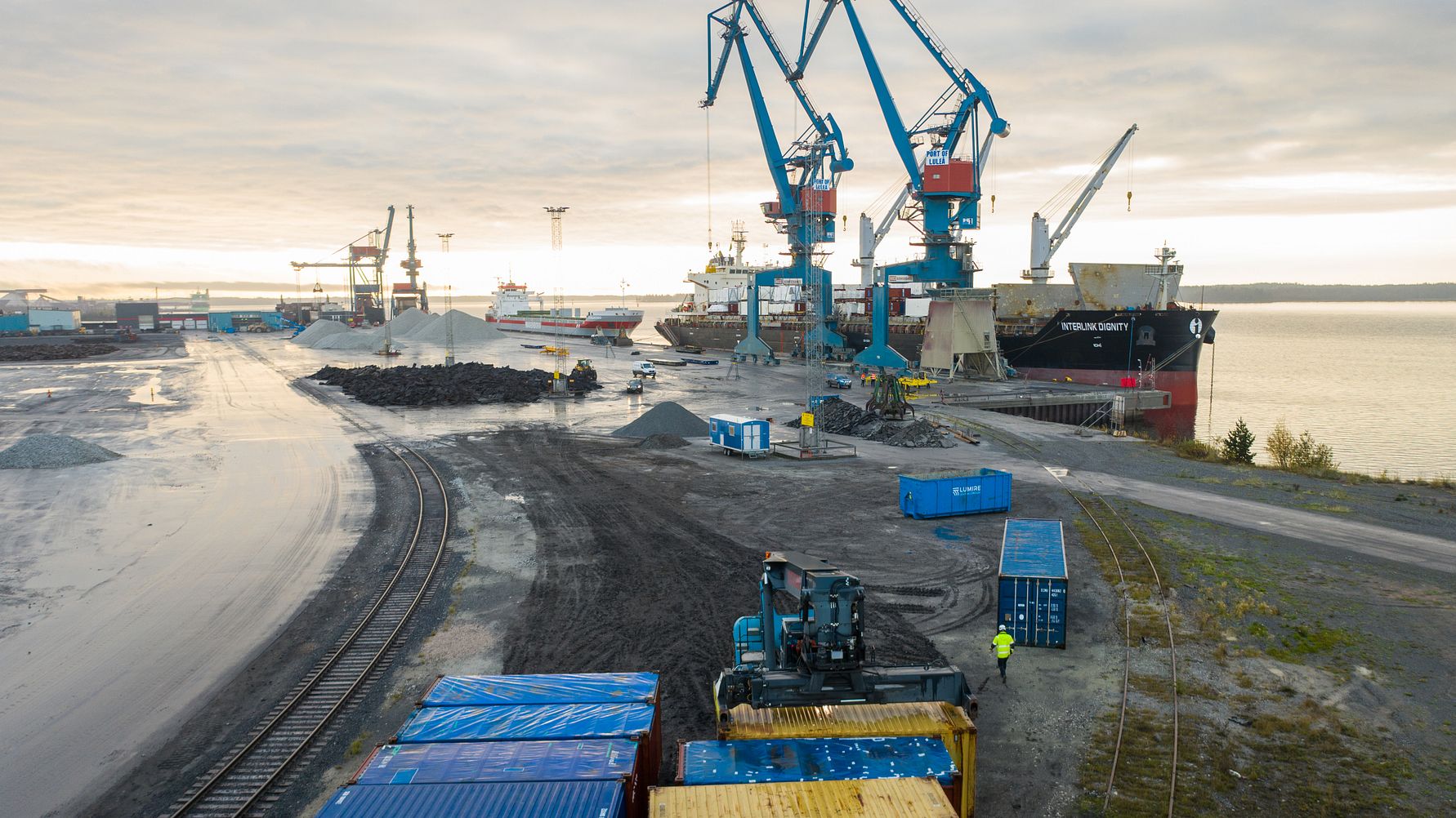 Avtalet mellan Luleå Hamn och Stegra möjliggör utbyggnad av järnvägen i hamnen och ett arrende där Stegra själva investerar i infrastruktur. 