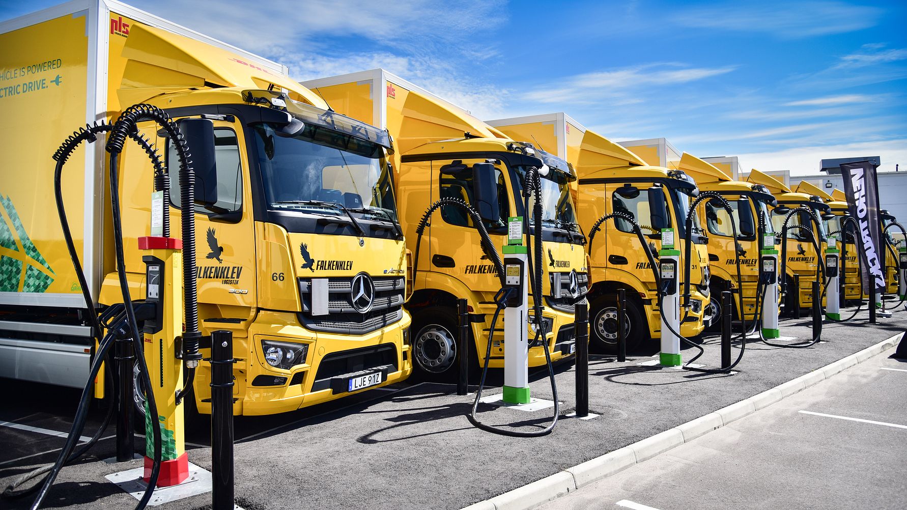 Falkenklev Logistik i Malmö är kanske landets mest elektrifierade åkeri. I fredags invigde man fas två av sin stora publika laddpark i Malmö som har laddplats för hela 38 tunga lastbilar.
