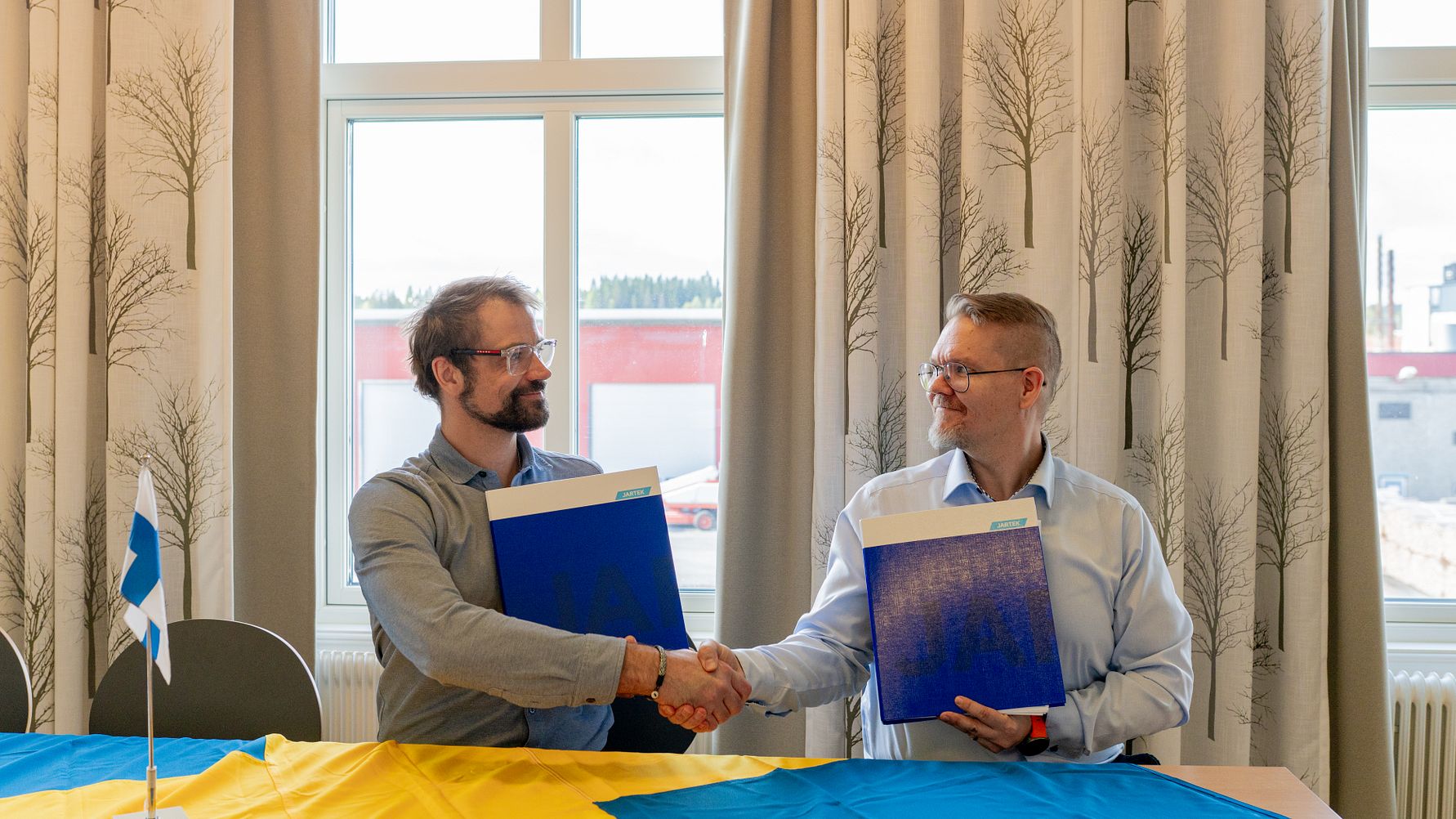 Thomas Haiduga, sågverkschef i Hissmofors, och Kari Puustinen, försäljningschef på Jartek.