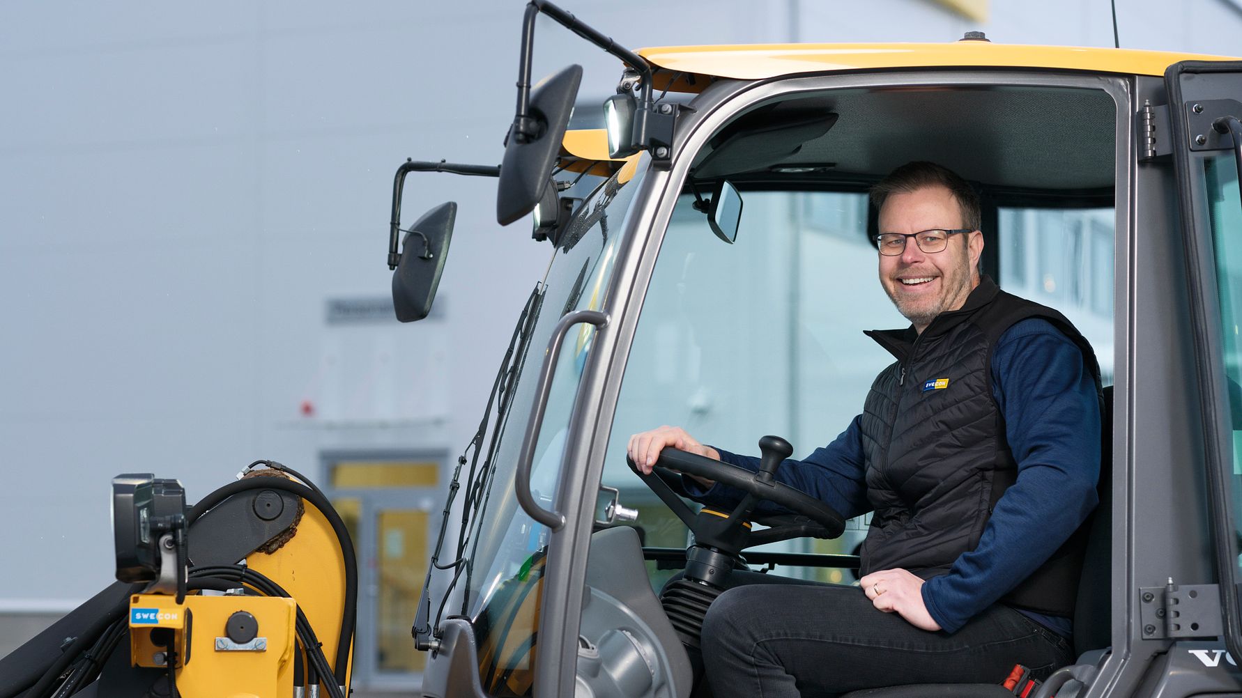 Per-Anders framför den nya anläggningen i Skellefteå där han är platschef.