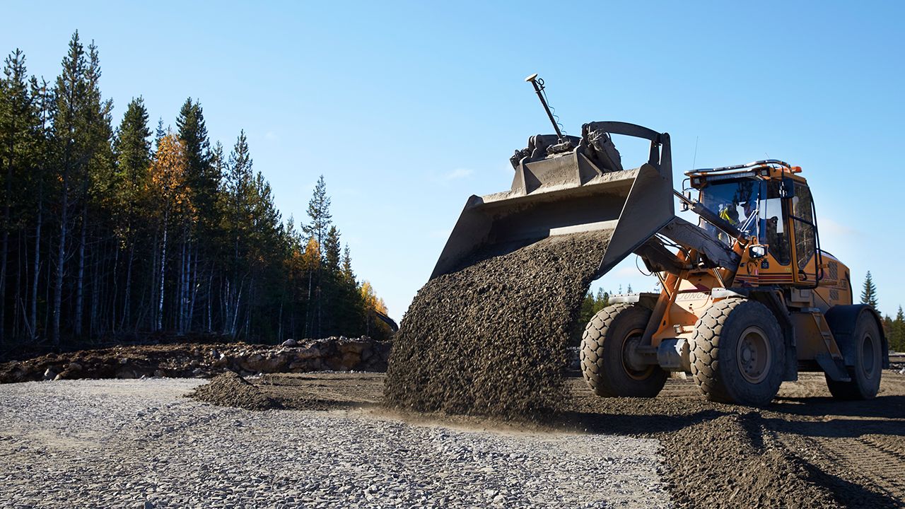 <span>Svevia förbättrar väg 835 mellan Kainulasjärvi och Saarisuando för bättre säkerhet och hållfasthet.</span>