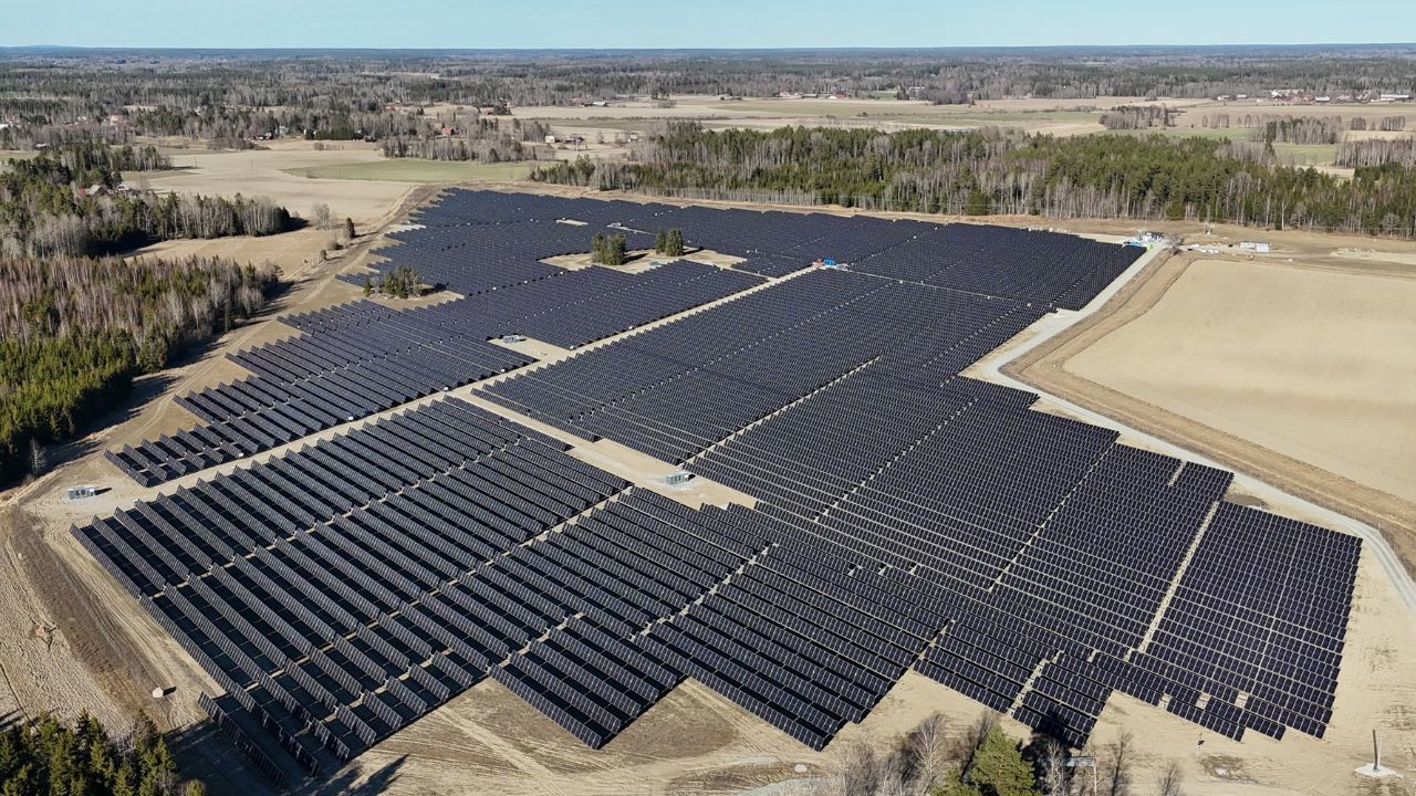 Solcellsparken i utanför Medinge Forssätter, Lindesbergs kommun är den första solcellsparken i Sverige som Nordic Solar bygger.