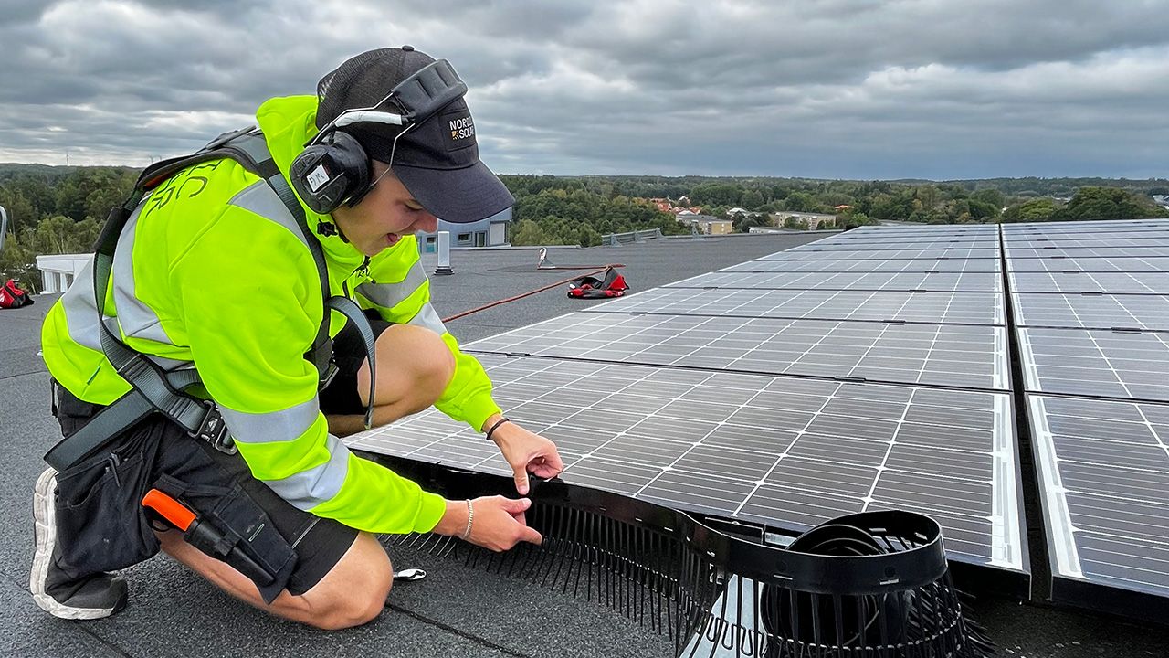 Trenden är tydlig: den som styr förbrukningen till soltid och lagrar energin för kvällsbehovet maxar lönsamheten
