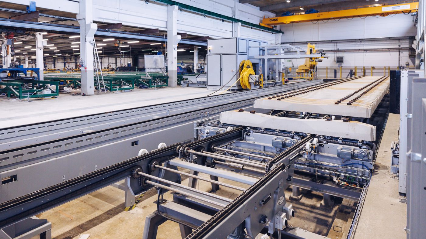 2024 gjordes en stor ombyggnad i Vislanda S-fabriken för tillverkning av huvudspårsliprar och nu gör det nya avtalet att produktionen av växelspårsliprar uppdateras och får större kapacitet.