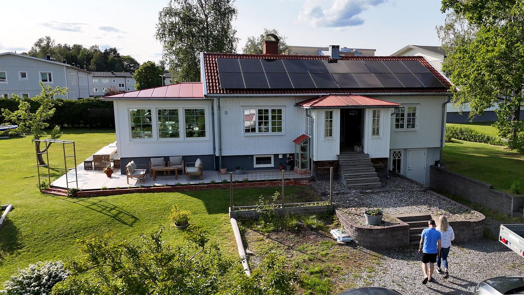 Trots tvekan kring hur solpanelerna skulle smälta in ångrar Julia och Jonas Sjöstedt sig inte, idag gläds de åt lägre elräkningar och egenproducerad solenergi med hjälp av Nordic Solar