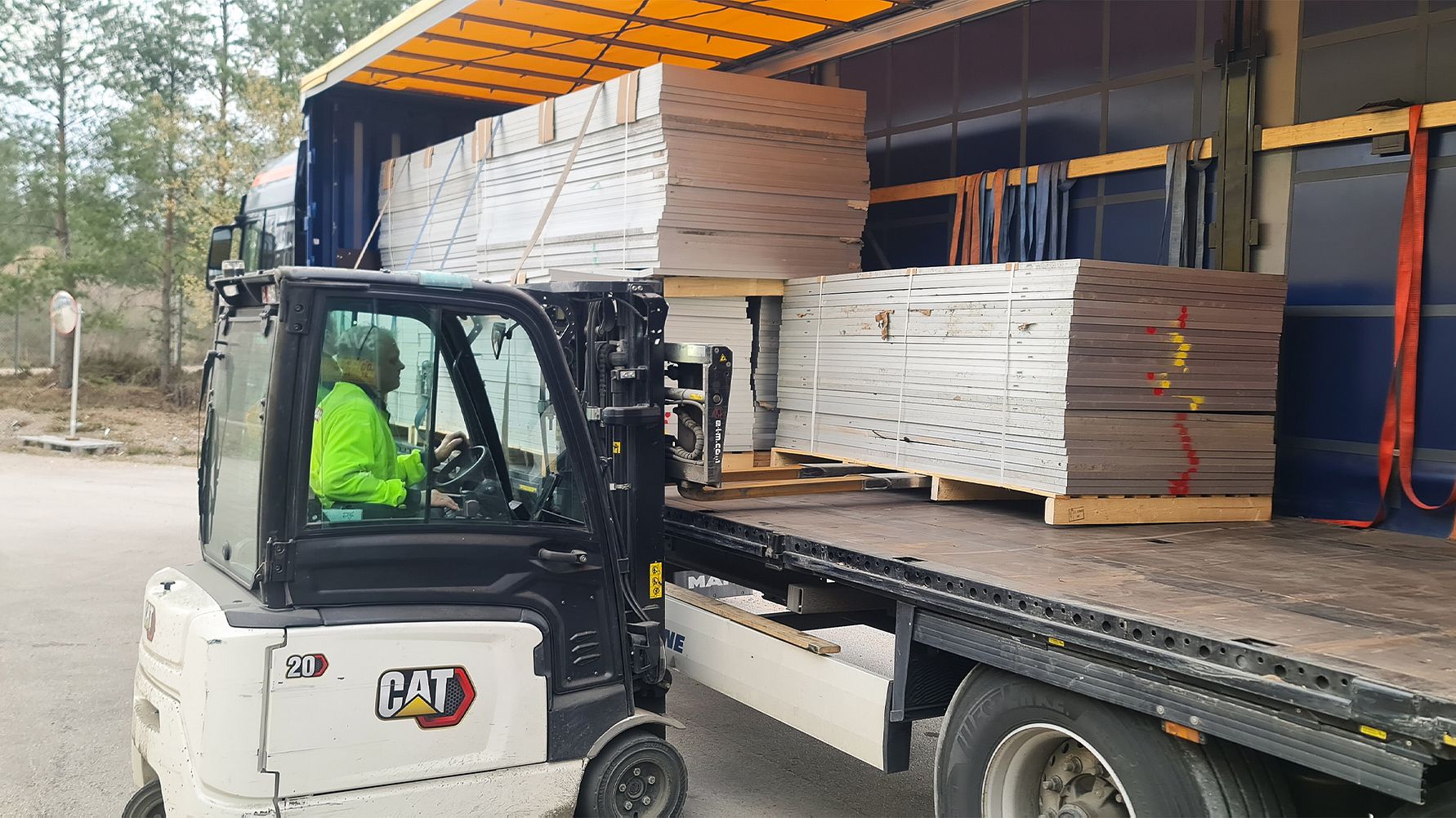 Gamla solcellspaneler lastas på en lastbil för transport till återvinning