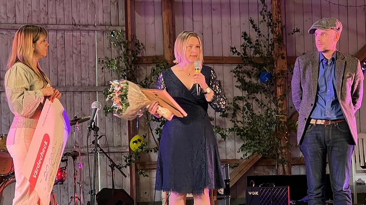 Linnéa Benneberg, teaterpedagog på Västanå Musik & Teater i Sunne, får Kulturpriset till Göran Tunströms minne 2025. Prisutdelare kulturchef Erik Öhrn, konferencier Lineah Svärd, kulturutvecklare,