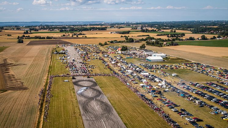 Den 17–18 augusti är det dags igen för en av Skandinaviens största bilträffar. Det som en gång började på en fotbollsplan i lilla Vallåkra och har växt ut till att fylla ett 170.000 m2 stort flygfält, Enoch Thulins flygfält utanför Landskrona.