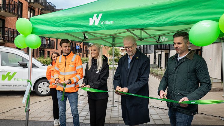 Från vänster: Beatrice Fredriksson, projektchef på Peab, Joel Ström, platschef på Peab, Lisa Angelin, fastighetschef på Willhem Halmstad, Anders Kupsu, tf vd på Willhem och Mikael Möller, projektchef på Willhem. Foto: Willhem