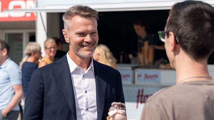 CEO i Lomax, Kenneth Borup, fejrer sit 25-års jubilæum med is til alle medarbejdere