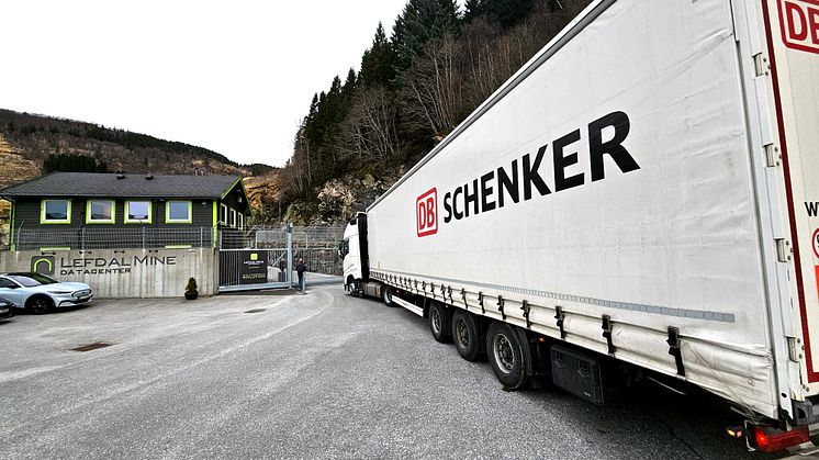 Her ankommer Norges kraftigste superdatamaskin noensinne, Olivia, Lefdal Mine Data Centers i Nordfjordeid.