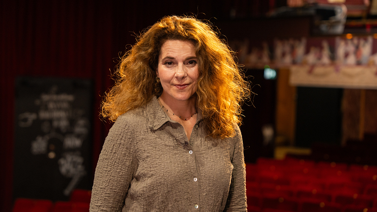 Vanna Rosenberg står bland stolsraderna inne på Scala teatern där hon jobbar. 