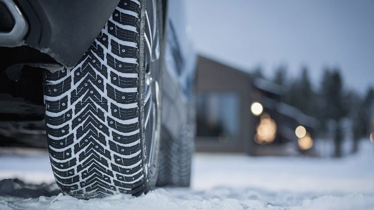 Med vinterlovet runt hörnet packar många sina bilar för att ta en paus, till exempel i skidbackarna eller i stugan. Nokian Tyres expert delar med sig av sina bästa tips för att köra långt med en elbil under vintern.