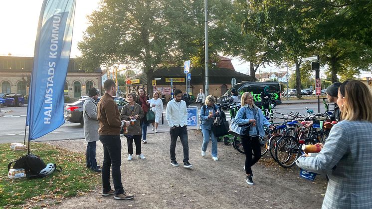 Kommunens hyllning till hållbara resenärer – en "laddstation" med äpplen och smoothies i Järnvägsparken i Halmstad.