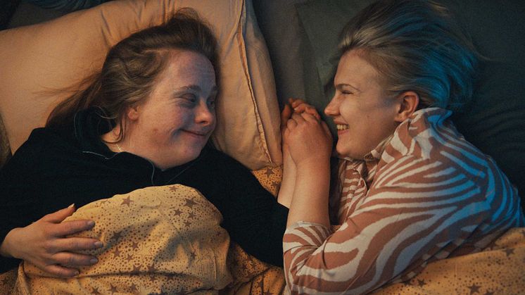 Emma Örtlund och Ida Johansson från Glada Hudik-teatern gör en resa genom historien i nya filmen "Det kunde varit vi".