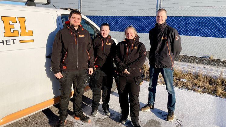 Anton Söderström, Emma Sjöstedt och Elin Vinblad gör sin APL på All El Gotland, här tillsammans med verksamhetsansvarig Stefan Arvidsson.