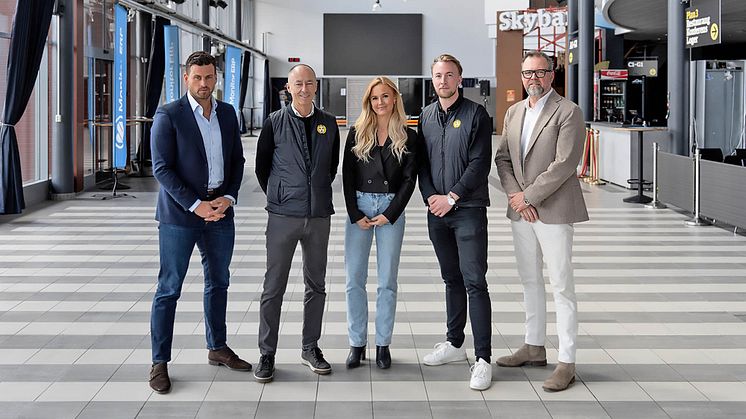 LF Gävleborg förlänger som officiell partner till Brynäs IF och En bra start. På bilden fr.v. Alexander Kalmansohn, hållbarhetschef LF, Håkan Svedman, Hilma Bergh, kommunikatör LF, Jakob Westerlund och Anders Jansson, företagschef LF.