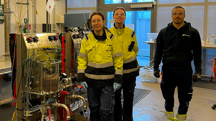 Utvecklingsingenjören Karin Sundström får hjälp med labbförsöken av kollegan Tobias Asp och exjobbarna Sofia Sjöstedt och Linnea Kjellén. 