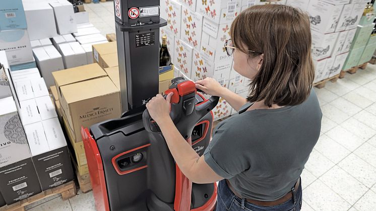 Den nya kompakta dubbelpallstaplaren – Linde D08 M