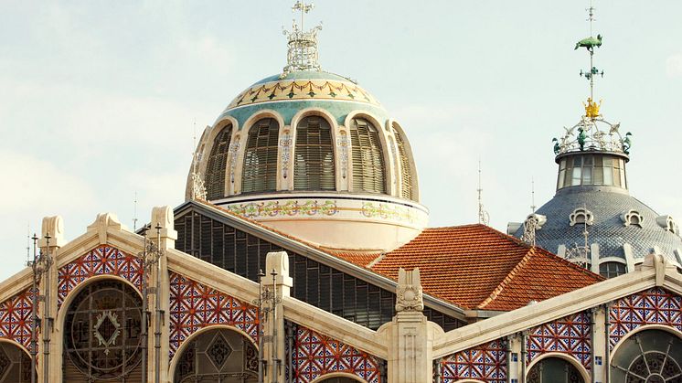 Mercado Centralin suuri kupoli, koristeelliset julkisivut ja värikkäät geometriset kuviot Valenciassa, Espanjassa.