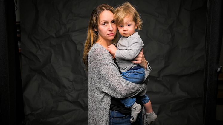 Ensamstående med barn är en särskilt utsatt grupp i jul. Nära 30 procent oroar sig för ekonomin och 36 procent för att barnen ska bli besvikna över julen i år. Foto: Jonas Nimmersjö, kampanjbild