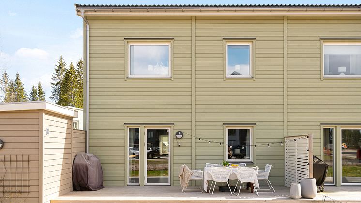 Nu är det snart inflyttat i samtliga hus i Skördelyckan, Örebro.