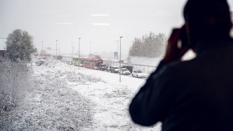 Mange arbeidsgivere lurer på hva de skal gjøre når arbeidstakerne ikke kommer seg på jobb i snøværet. Foto: Simployer