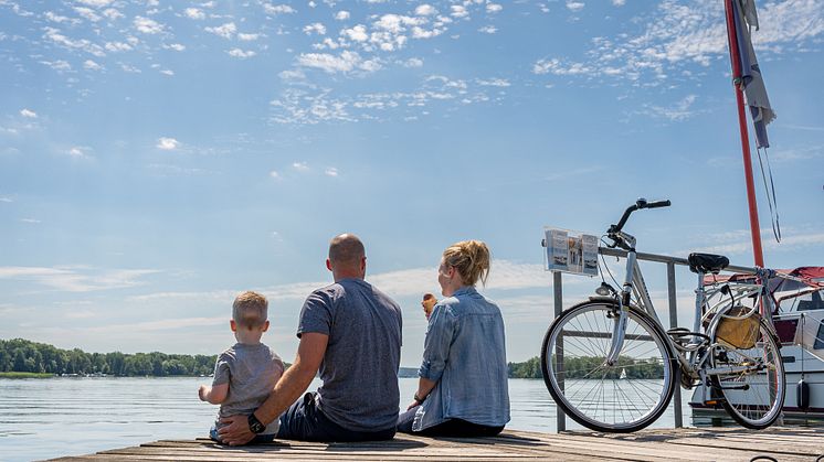 Zeit für einen Ausflug mit der Familie - in Brandenburg kann man sie besonders gut an einem der zahlreichen Seen verbringen. Foto: Seenland Oder-Spree/Florian Läufer.