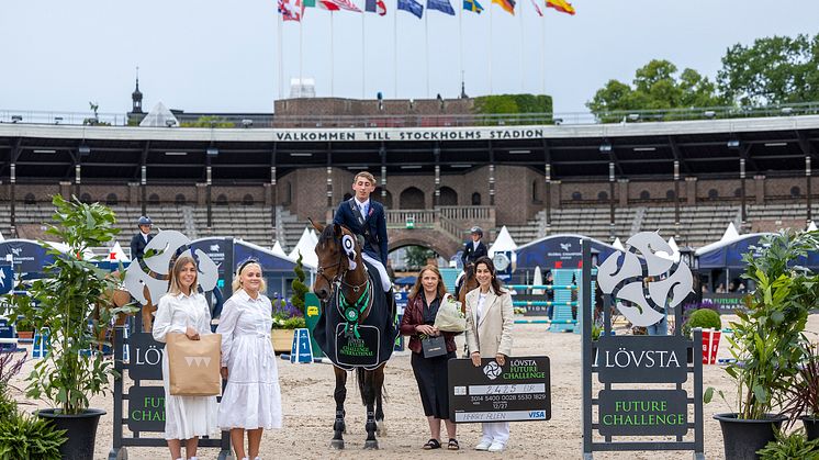 Harry Allen tillsammans med Lövsta Stuteri´s Alexandra Mörner och Emelie Broman Tegelberg, foto Roland Thunholm