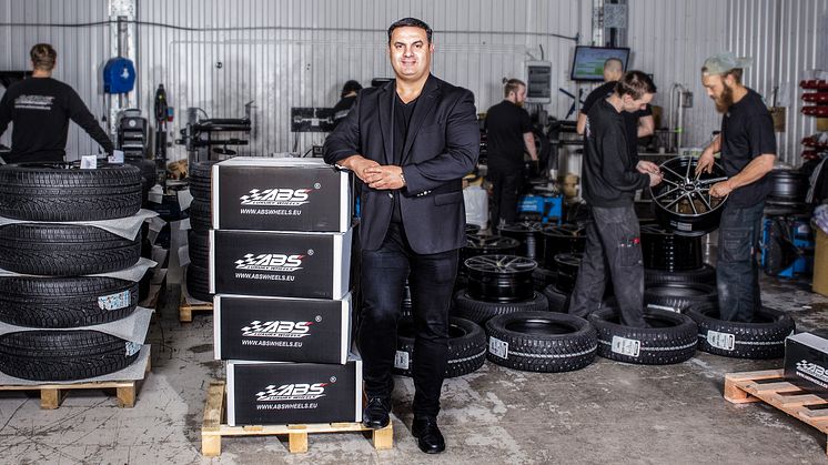 ABS Wheels VD Andie Lahdo med däck montörer i bakgrunden 