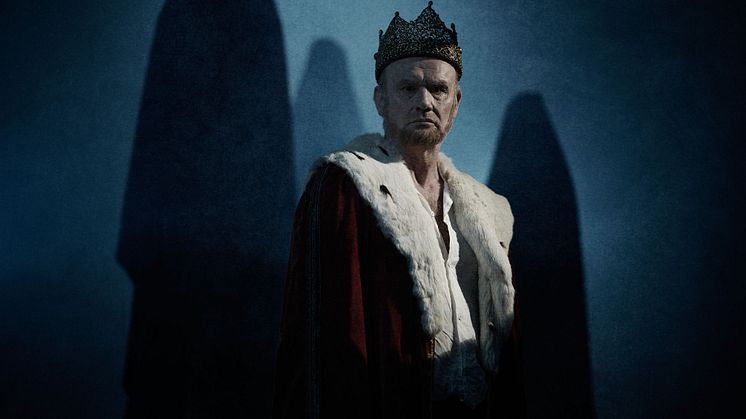 Skådespelaren Fredrik Gunnarson i krona och mantel