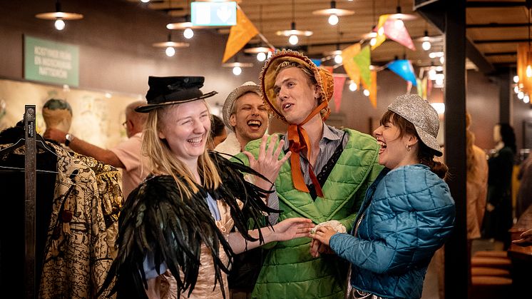 På Teateröppningen den 31 augusti blir det aktiviteter dagen lång och du kan du bl a testa olika dramatiska outfits! Foto: Jenny Baumgartner