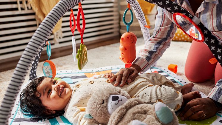 Bereits in den ersten Wochen beginnen Babys, ihre Umwelt durch Sehen, Hören und Tasten zu erkunden.