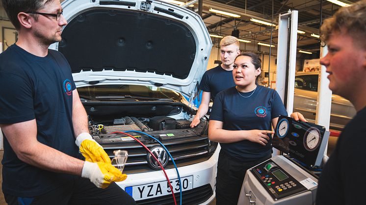 Lärare och elever på Fordonstekniskt gymnasium